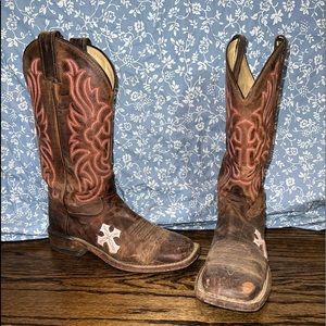 USED women’s Tony Lama Boots, Cross, Square Toe.